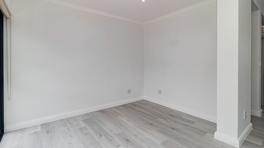 2 Bedroom Property for Sale in Middedorp Western Cape